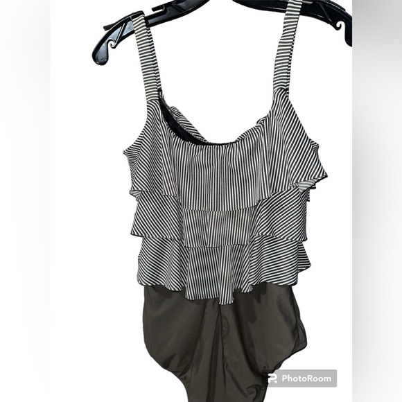 ☀️SUMMER SALE ☀️ EUC Backflips One-Piece Ruffled Bathing Suit-Size Women’s 12 - Picture 2 of 2